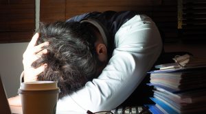 残業禁止の裏側で増加する「持ち帰り残業」のリスク